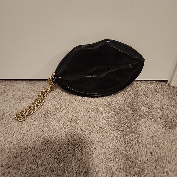 Betsey Johnson Handbags - BETSEY JOHNSON Black Patent Leather Lips Wristlet Purse Gold Chain/Heart